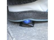 Maximálně robustní. Nesmí se poškodit ani vahou člověka.